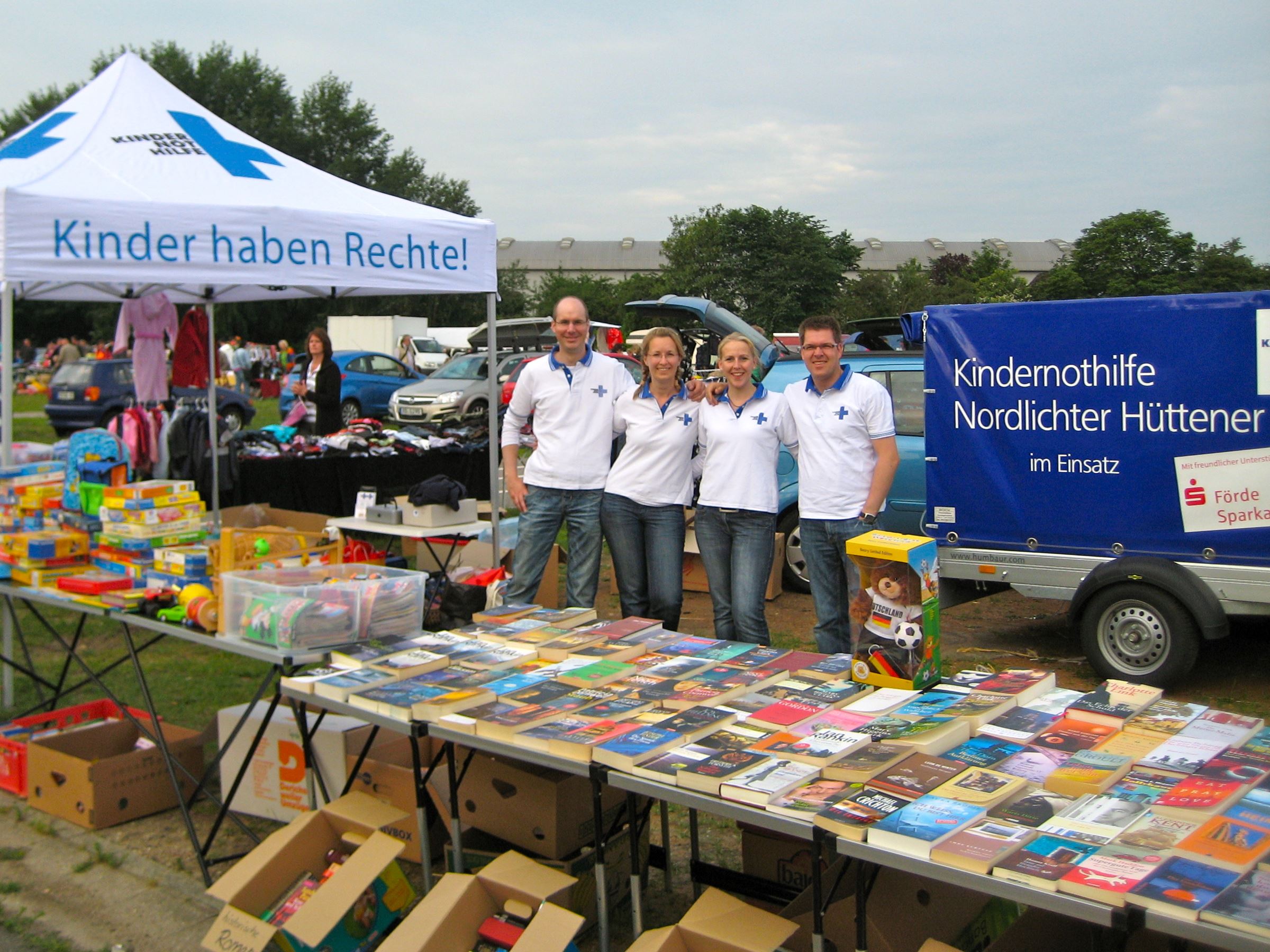 Mitglieder des Arbeitskreises Nordlichter Hüttener Berge beim Bücherflohmarkt (Quelle: Arbeitskreis) Mitglieder des Arbeitskreises Nordlichter Hüttener Berge beim Bücherflohmarkt (Quelle: Arbeitskreis)