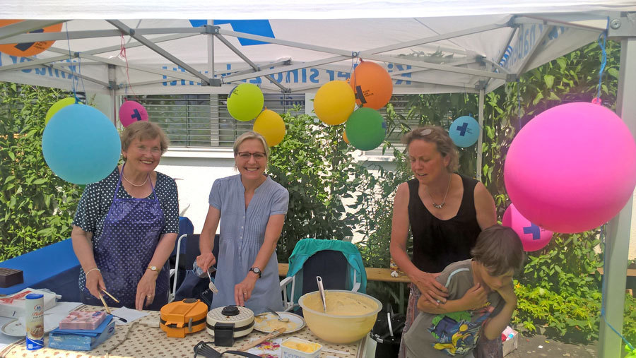 Mitglieder des Arbeitskreises Wiesbaden an einem Aktionsstand. Mitglieder des Arbeitskreises Wiesbaden an einem Aktionsstand.