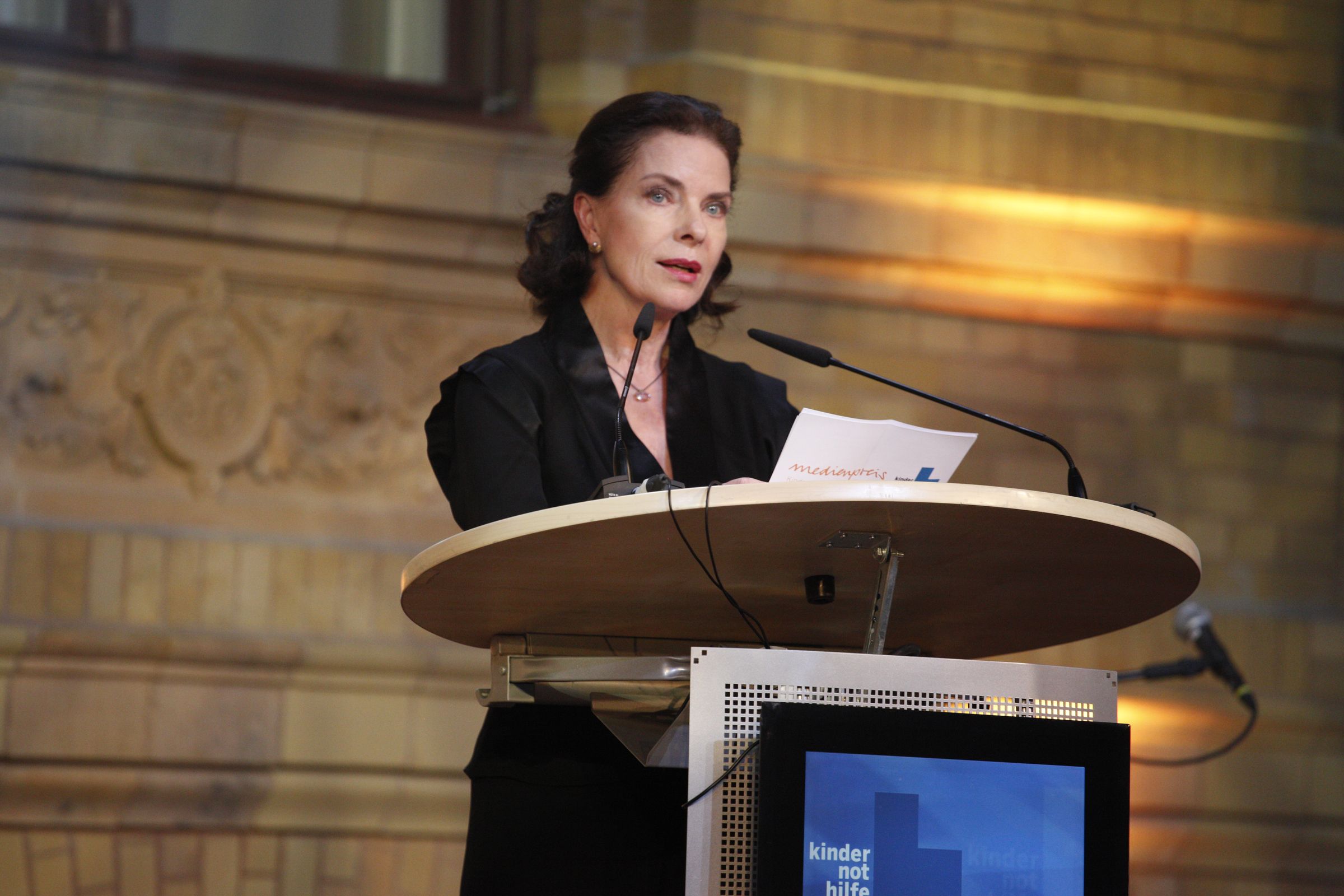 Kindernothilfe-Botschafterin Gudrun Landgrebe beim Medienpreis der Kindernothilfe (Quelle: Ralf Krämer)