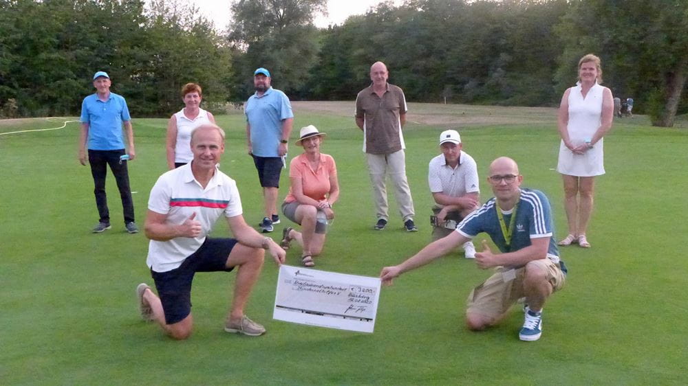 Scheckübergabe nach dem Golfturnier von Golf & More in Duisburg-Huckingen Scheckübergabe nach dem Golfturnier von Golf & More in Duisburg-Huckingen