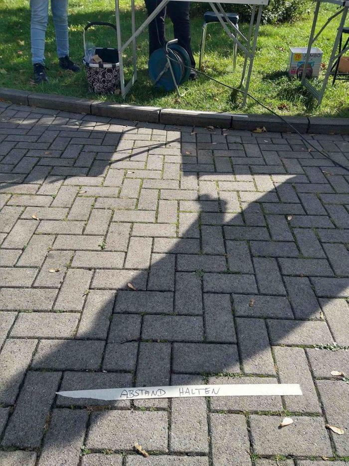 Am Boden ein Klebestreifen, der auffordert, Abstand zu halten (Quelle: privat) Am Boden ein Klebestreifen, der auffordert, Abstand zu halten (Quelle: privat)