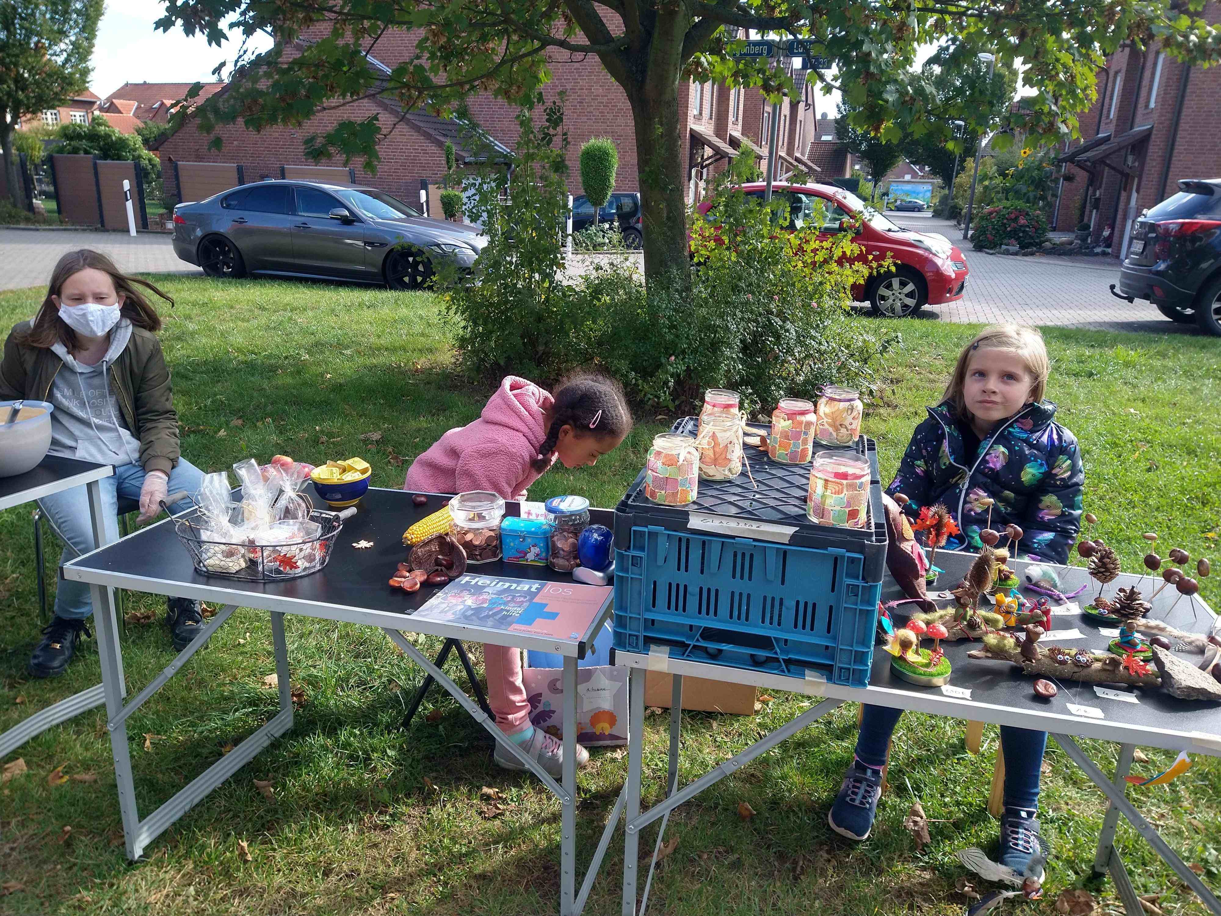 3 Mädchen hinter ihren 3 Tischen mit ihren Bastelarbeiten und Kaffee und Waffelteig (Quelle: privat)