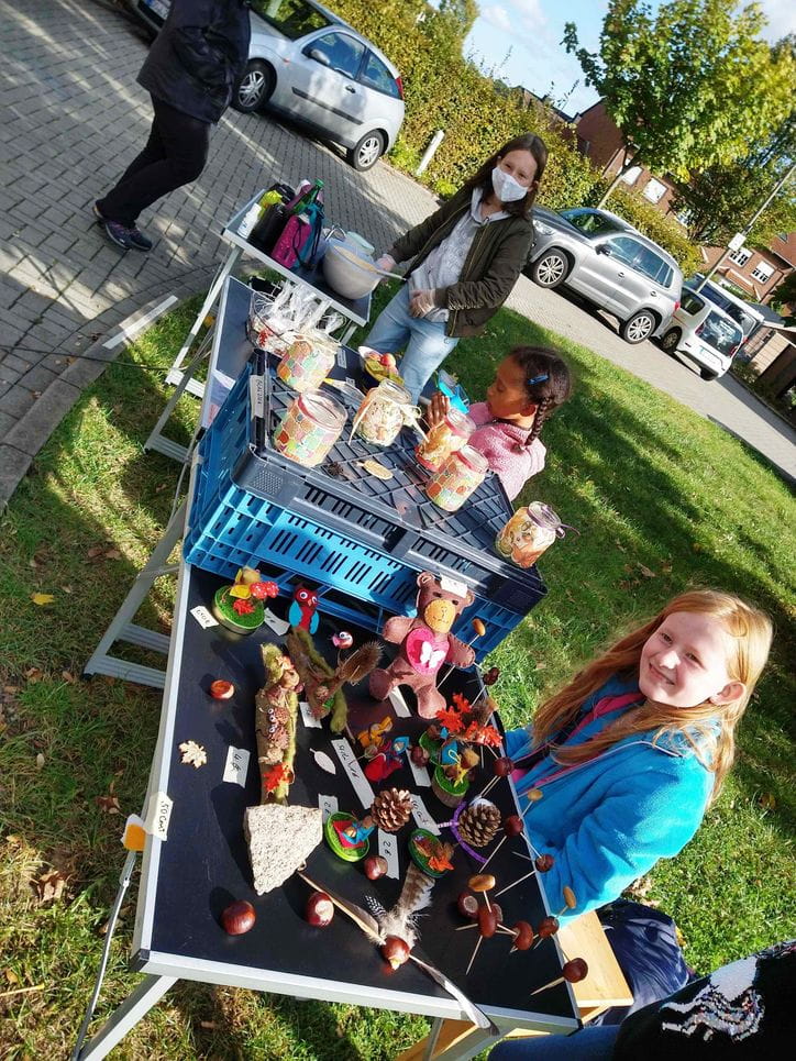 Tische mit dem Angebot der Kinder auf ihrem Herbstmarkt (Quelle: privat)