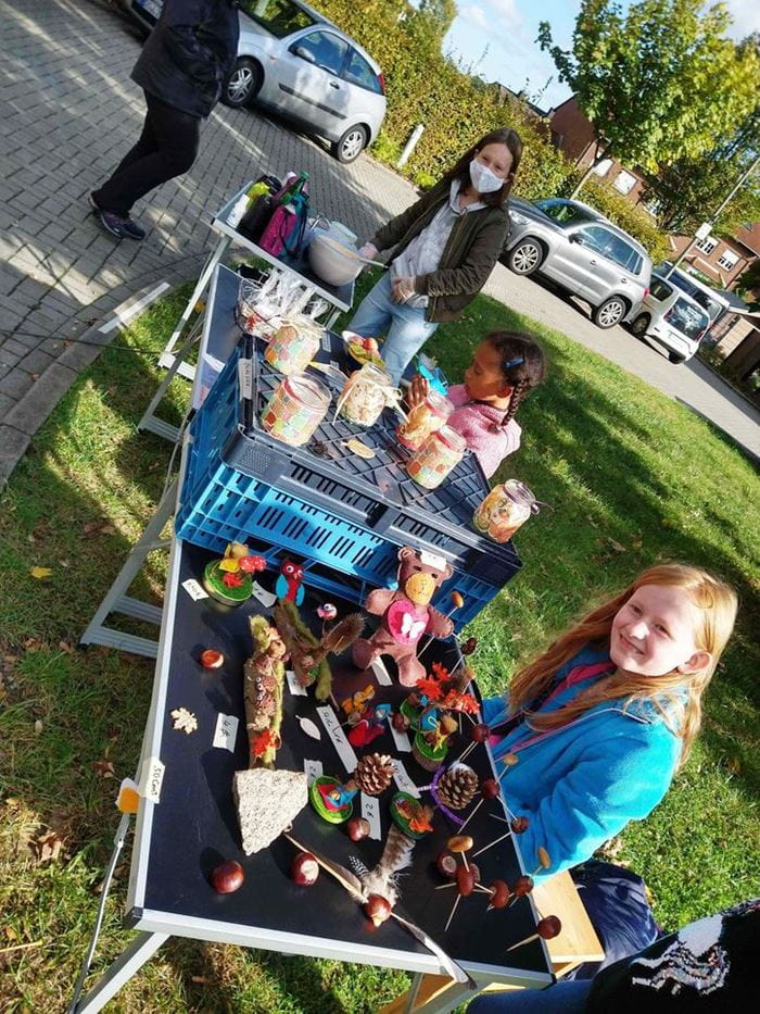 Tische mit dem Angebot der Kinder auf ihrem Herbstmarkt (Quelle: privat) Tische mit dem Angebot der Kinder auf ihrem Herbstmarkt (Quelle: privat)
