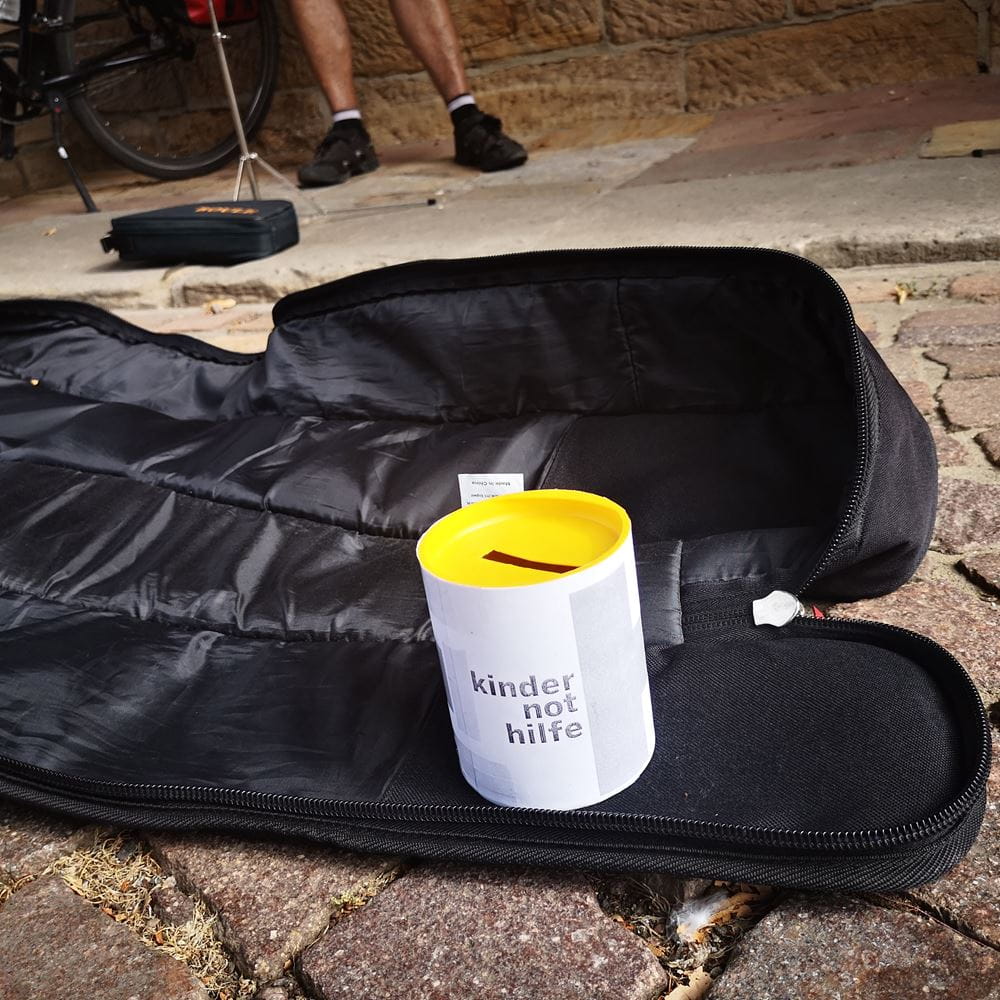 Spendendose für die Auftritte der beiden Freunde Spendendose für die Auftritte der beiden Freunde