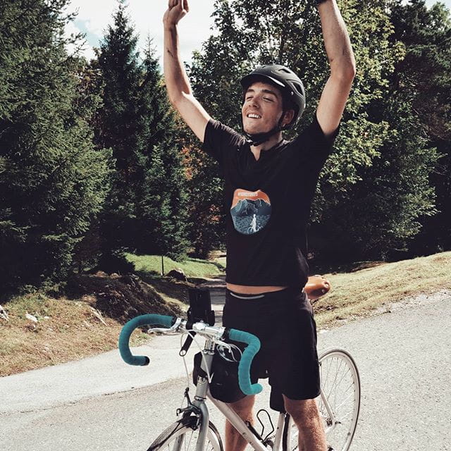 Till auf dem Fahrrad, er reckt beide Hände hoch (Foto: tillseifert.music) Till auf dem Fahrrad, er reckt beide Hände hoch (Foto: tillseifert.music)