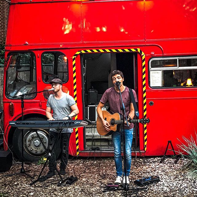 Till gibt ein Konzert vor einem alten roten Bus in Flensburg (Foto: tillseifert.music) Till gibt ein Konzert vor einem alten roten Bus in Flensburg (Foto: tillseifert.music)