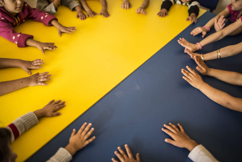 Kinder Bilden aus ihren Händen eine Sonne. (Quelle: Jakob Studnar)