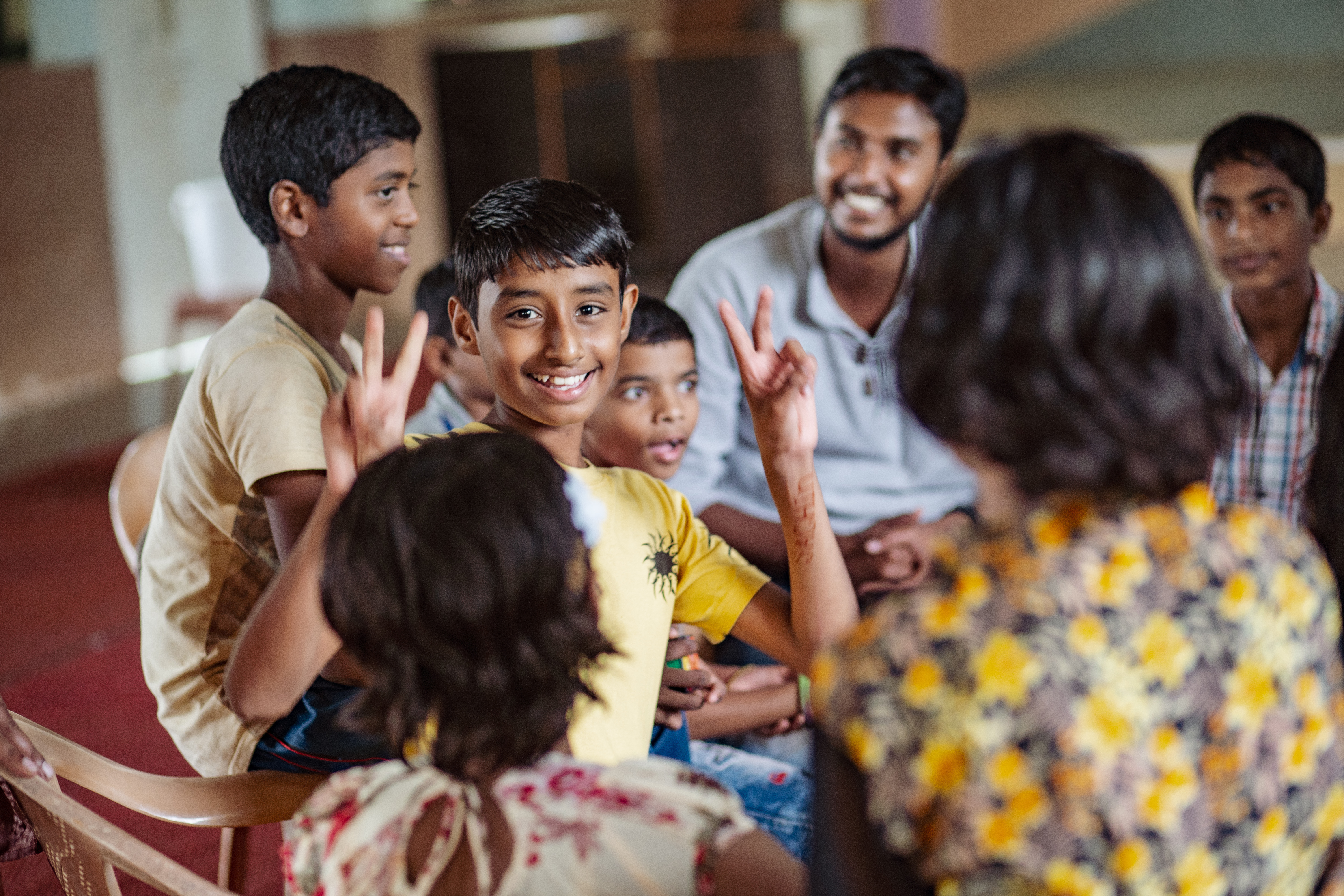 Kinder im Gespräch mit Erwachsenen in Murbad/Indien. (Quelle: Jakob Studnar)