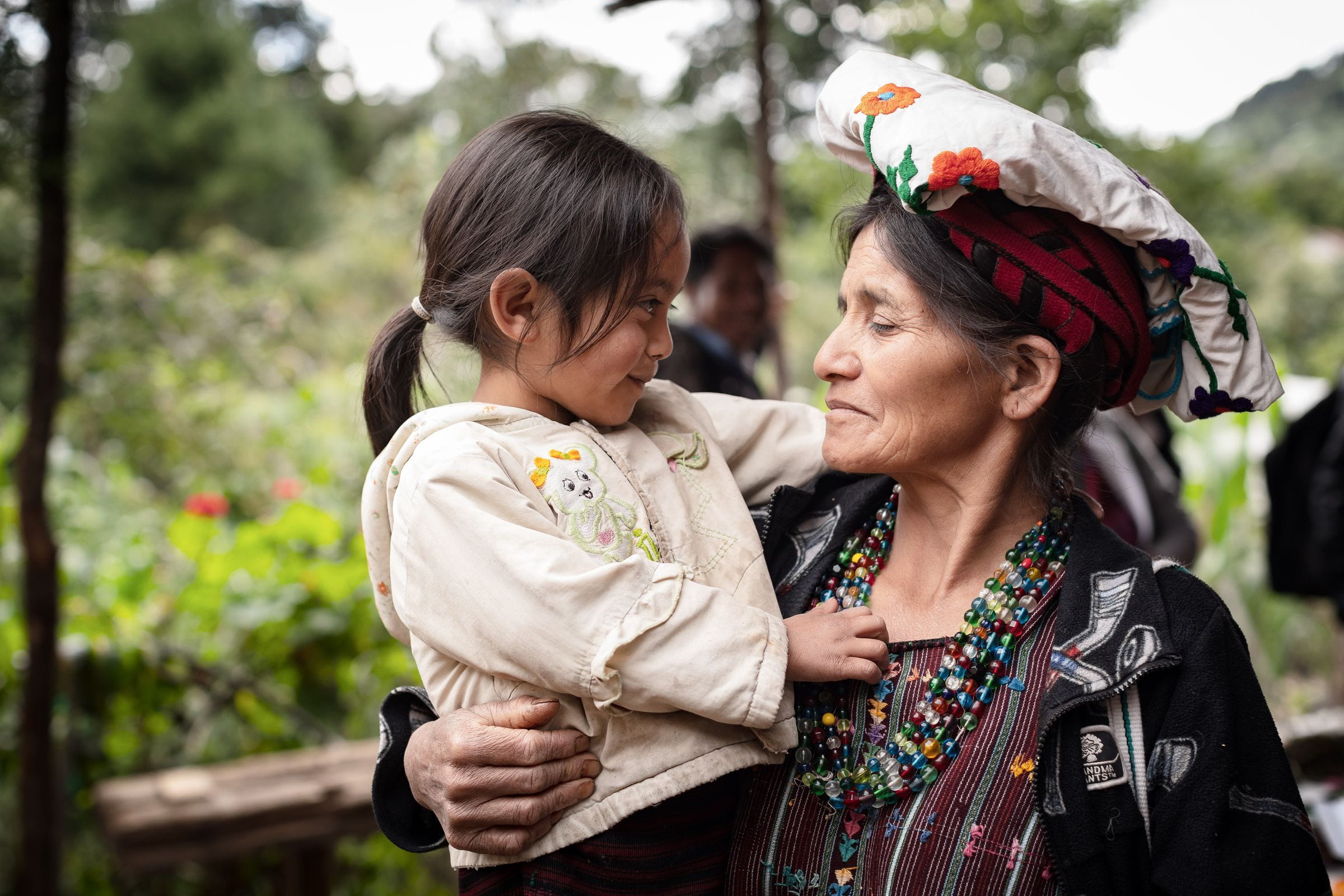 Eine alte Frau hält liebevoll ein Mädchen im Arm. (Quelle: Jakob Studnar) Eine alte Frau hält liebevoll ein Mädchen im Arm. (Quelle: Jakob Studnar)