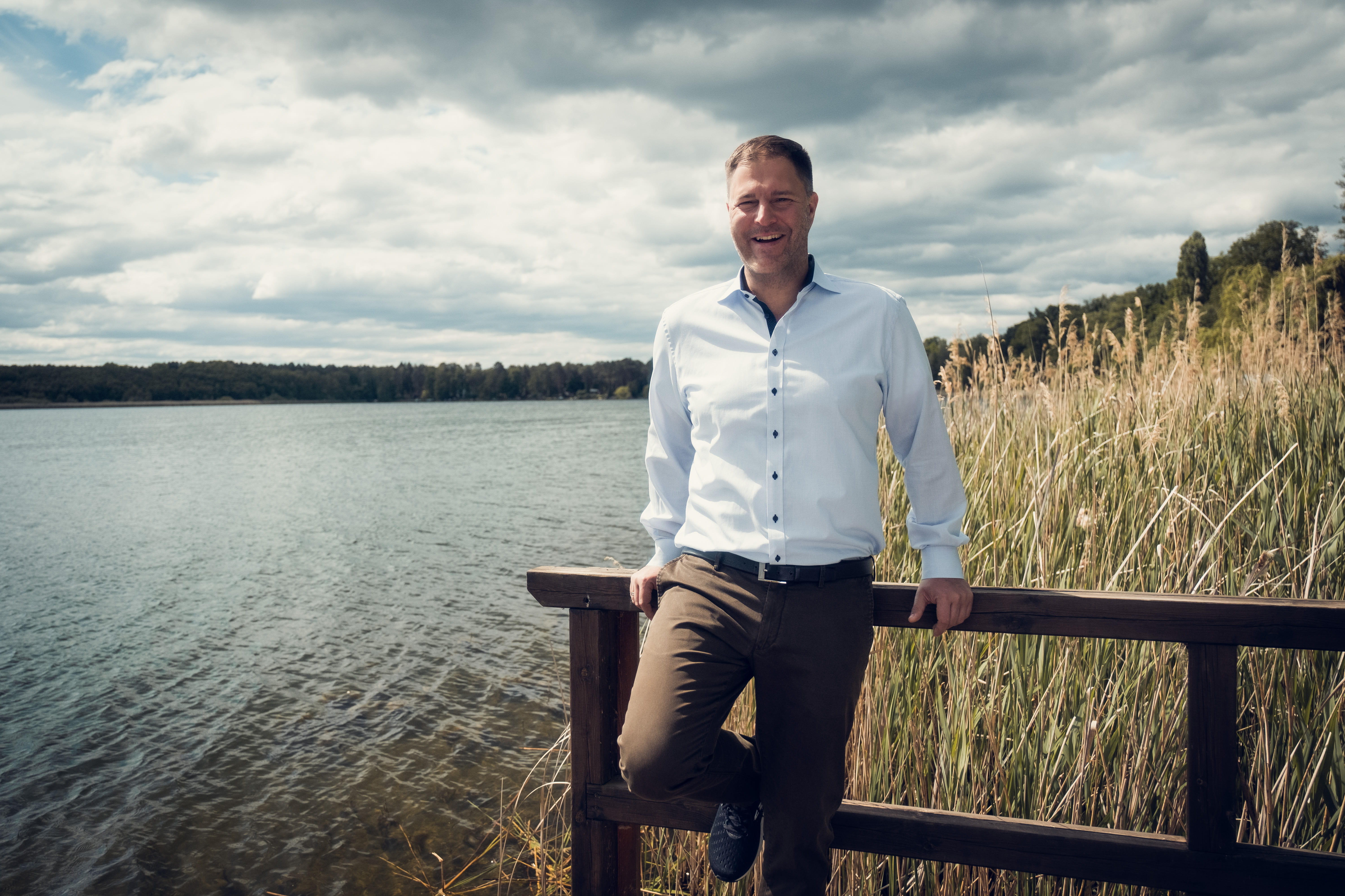 Philipp Müller auf einem Steg an einem See (Quelle: Christian Hesselmann)