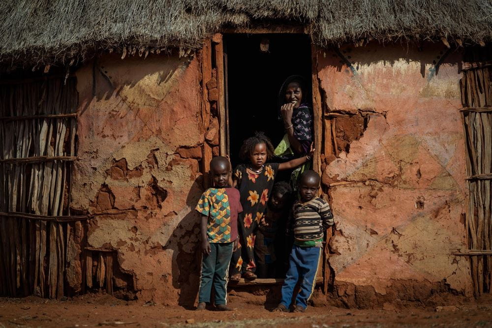 Kinder vor einer Hütte (Quelle: Jakob Studnar)
