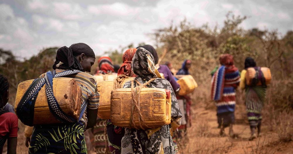 Frauen tragen Wasserkanister (Quelle: Jakob Studnar)