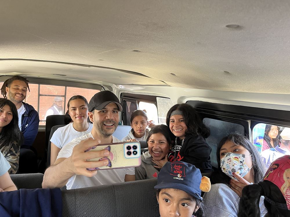 Daniele Rozzi, Shanti und Dillan bei ihrer Guatemala-Reise machen eine Selfie im Bus mit Kindern (Quelle: Angelika Böhling/Kindernothilfe)