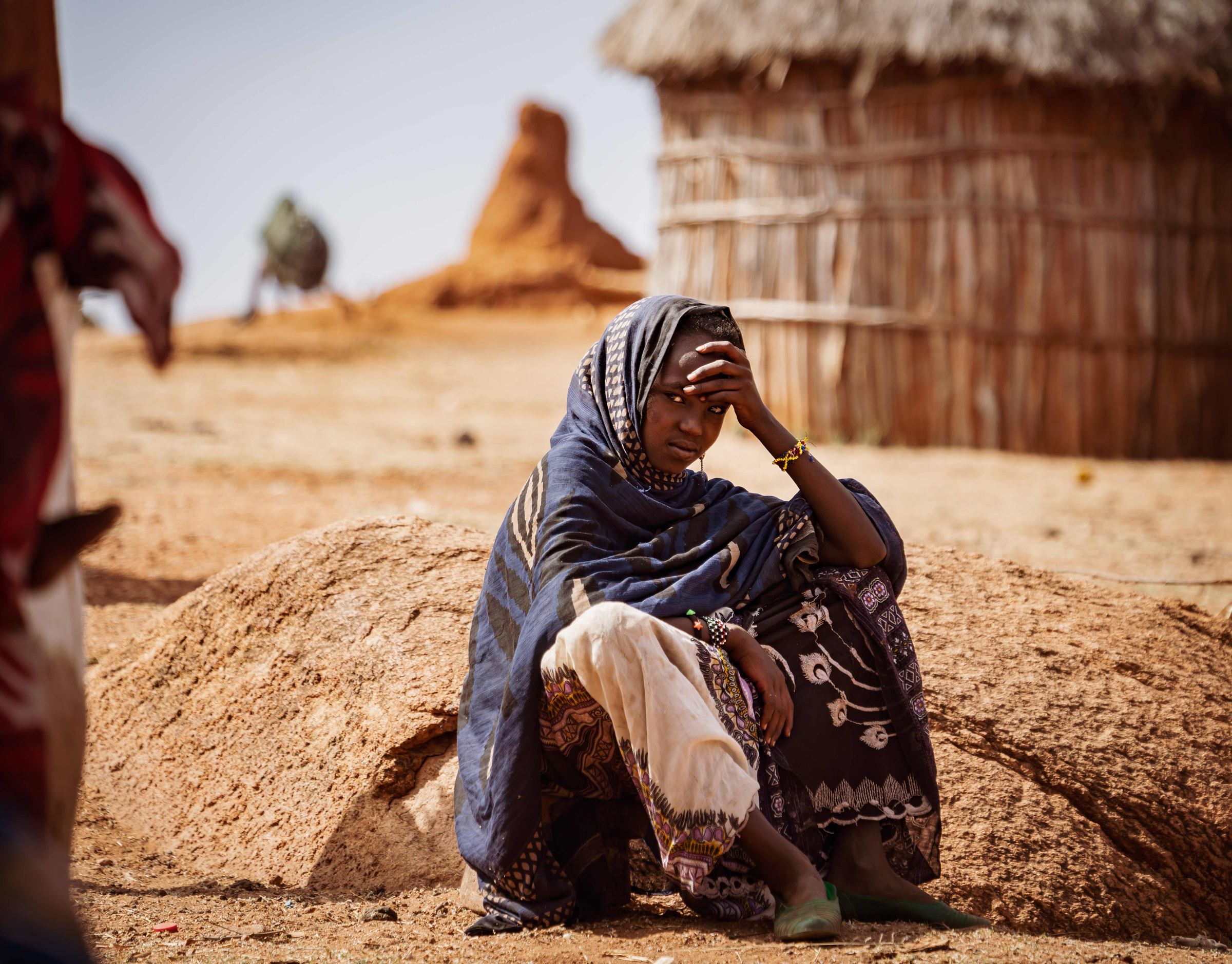 Äthiopien: Ein Mädchen sitzt auf dem Boden, ihren Kopf von der Hand gestützt. (Quelle: Jakob Studnar)