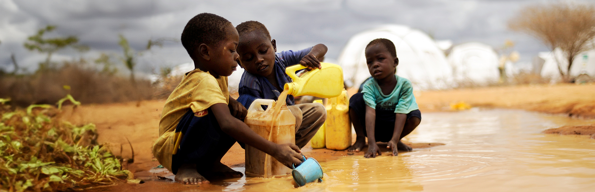 Welten veraendern_drei Kinder spielen im Wasser 