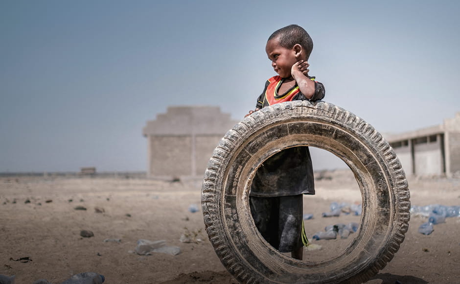 Duerre_Junge mit Autoreifen