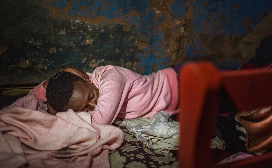 Gewalt_Maedchen liegt