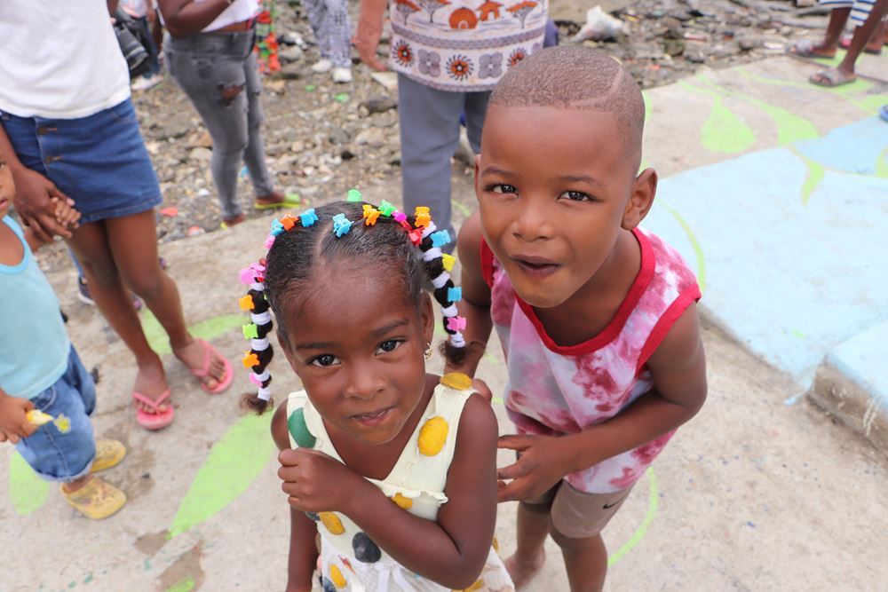 Zwei kleine Kinder aus Ecuador grinsen in die Kamera. (Quelle: Gilda López Ruíz)