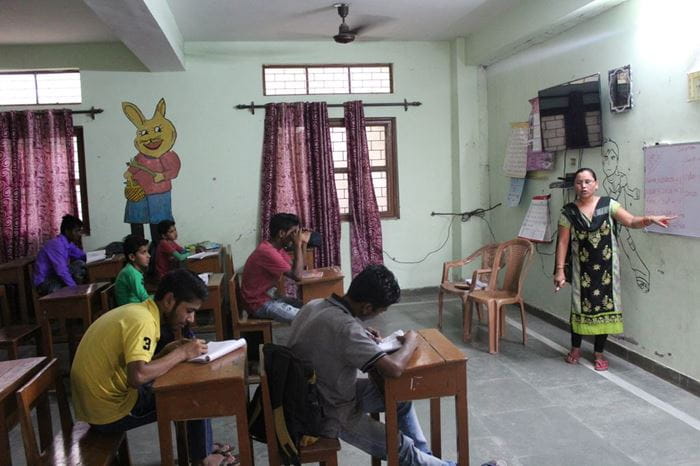 Mehrere Jungen in Indien sitzen im Unterricht.  (Quelle: Samina Rahim)