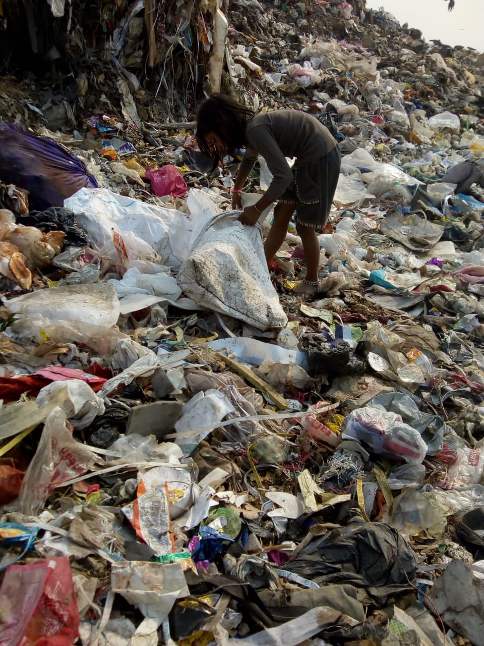 Ein Mädchen arbeitet auf einem Müllberg. (Quelle: Kindernothilfe-Partner)