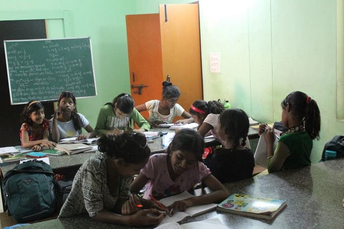 Mehrere Mädchen in Indien lernen in einem Klassenraum. (Quelle: Samina Rahim)