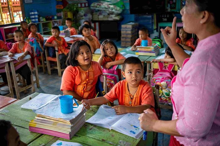 Eine Schulklasse aus Thailand lauscht aufmerksam ihrer Lehrerin. (Quelle: Jakob Studnar) Eine Schulklasse aus Thailand lauscht aufmerksam ihrer Lehrerin. (Quelle: Jakob Studnar)