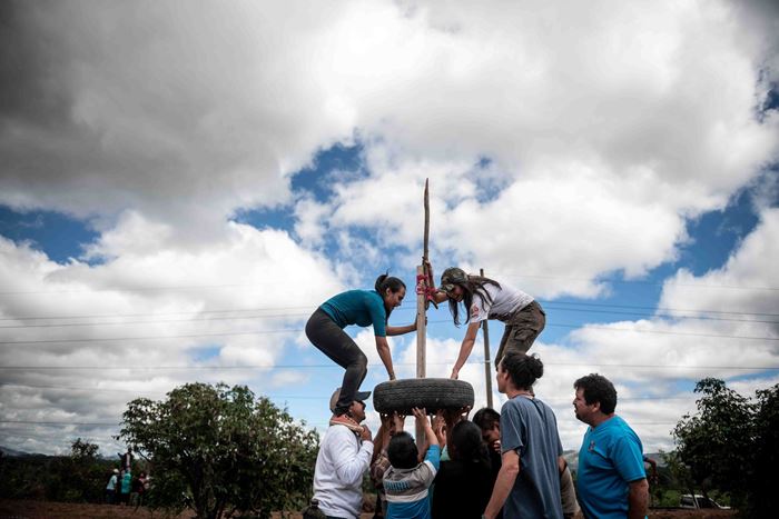 Kinder bilden eine menschlieche Pyramide in Guatemala.  (Quelle: Fabian Strauch)