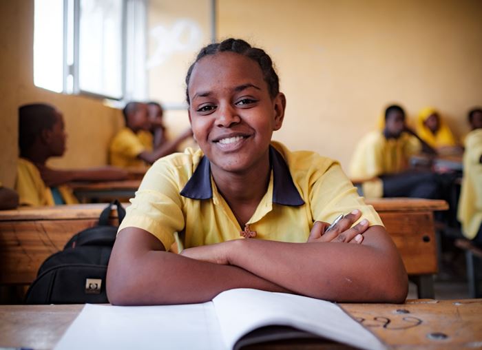 Äthiopische Mädchen in gelber Schuluniform sitzen im Klassenzimmer. (Quelle: Jakob Studnar)