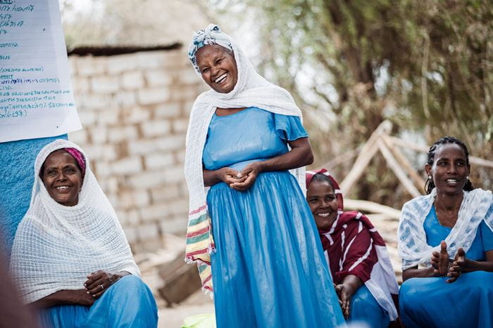 Äthiopische Frauen in blauen Kleidern bei einem Treffen ihrer Selbsthilfegruppe. (Quelle: Jakob Studnar)