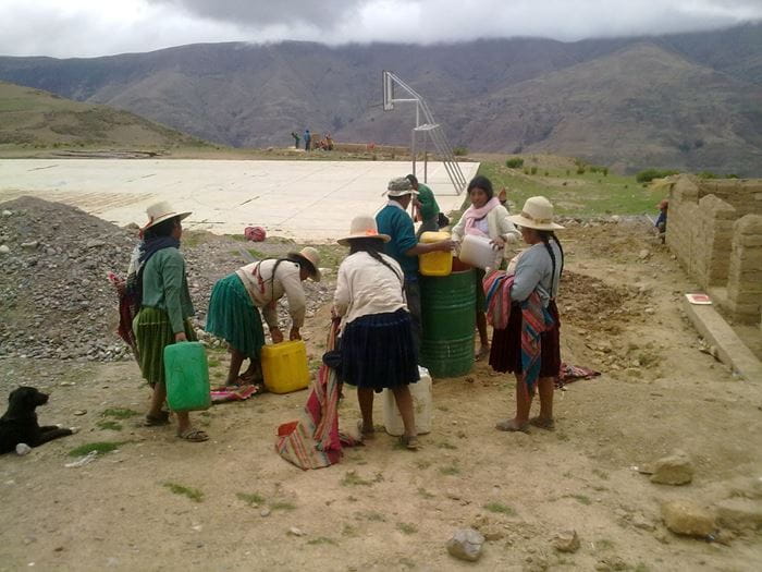 Bolivianische Frauen holen Wasser an einem Brunnen. (Quelle: Lisa Carl)