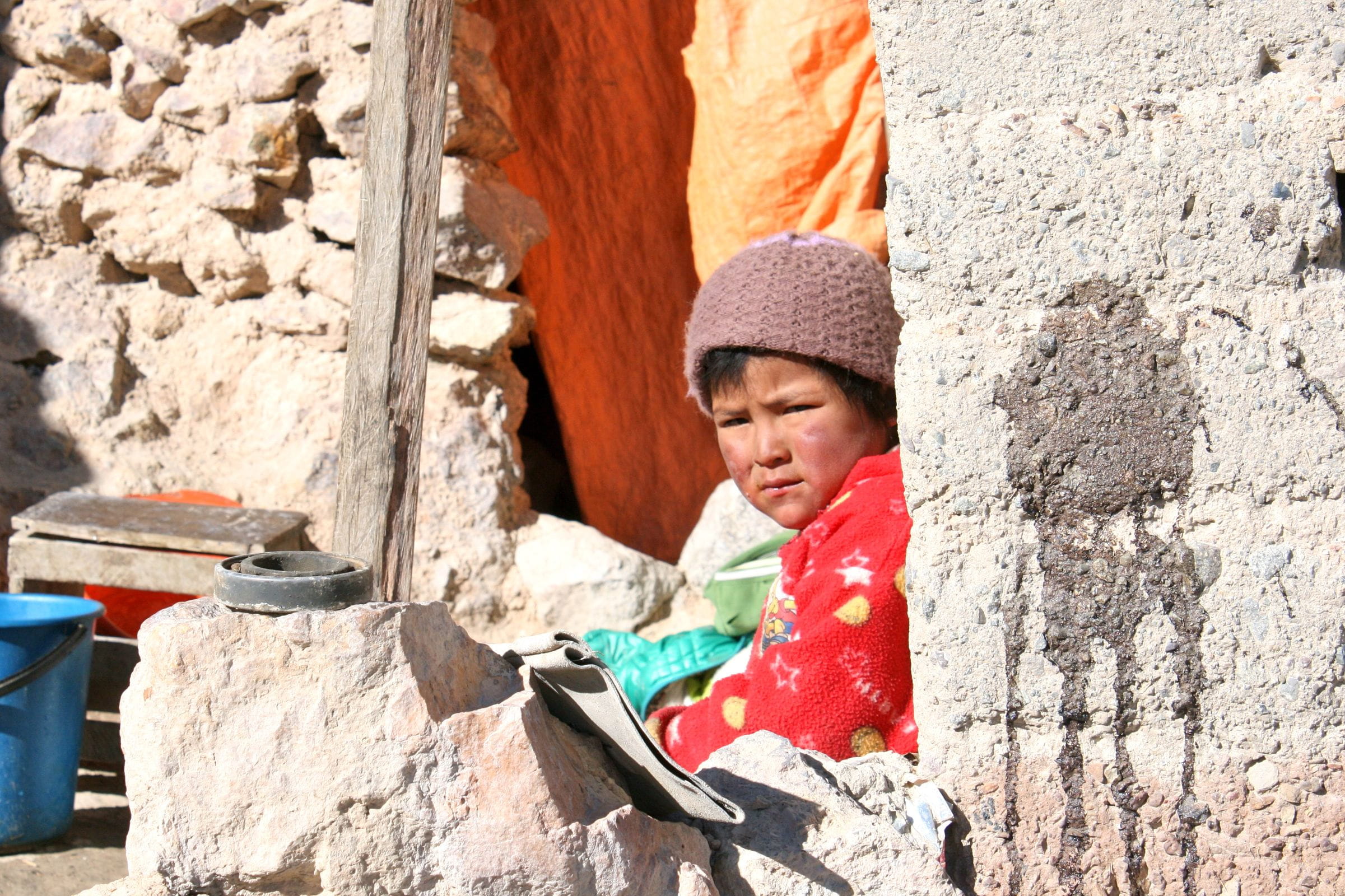 Ein kleiner Jungen mit Mütze schaut aus einem Fenster. (Quelle: Lisa Carl)