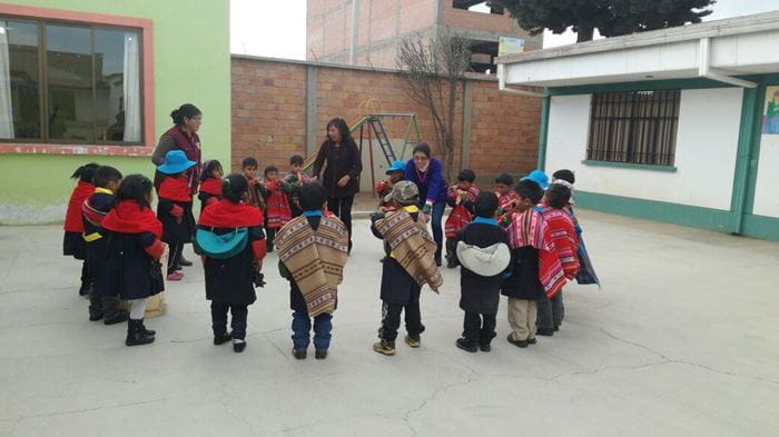 Kindergartenkinder spielen in traditioneller bolivianischer Kleidung. (Quelle: Lisa Carl)