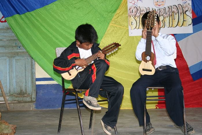 Zwei Jungen sitzen auf einer Bühne und spielen Gitarre. (Quelle: Carola Teitge) Zwei Jungen sitzen auf einer Bühne und spielen Gitarre. (Quelle: Carola Teitge)