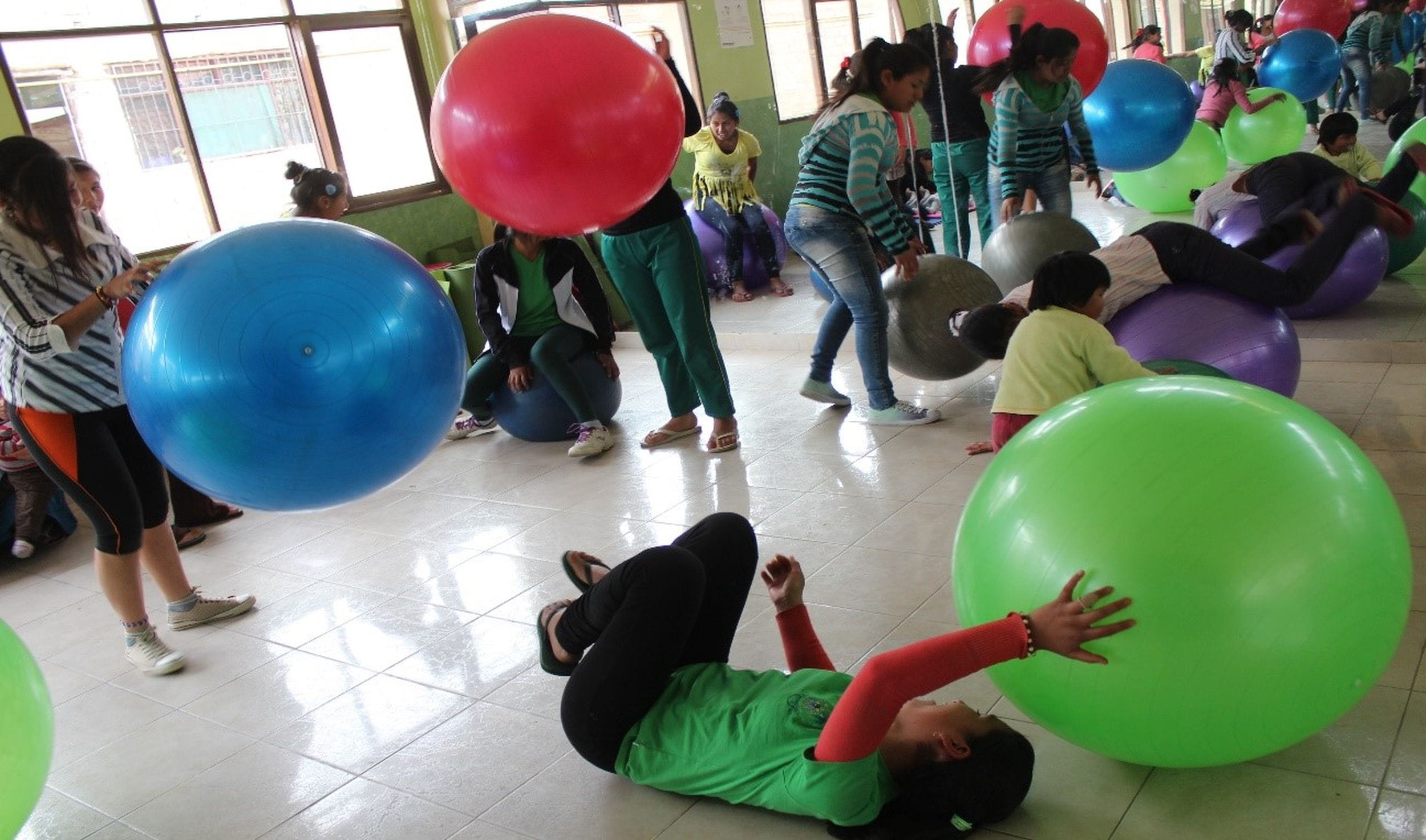Mädchen machen Übungen mit bunten Gymnastikbällen. (Quelle: Lisa Carl)