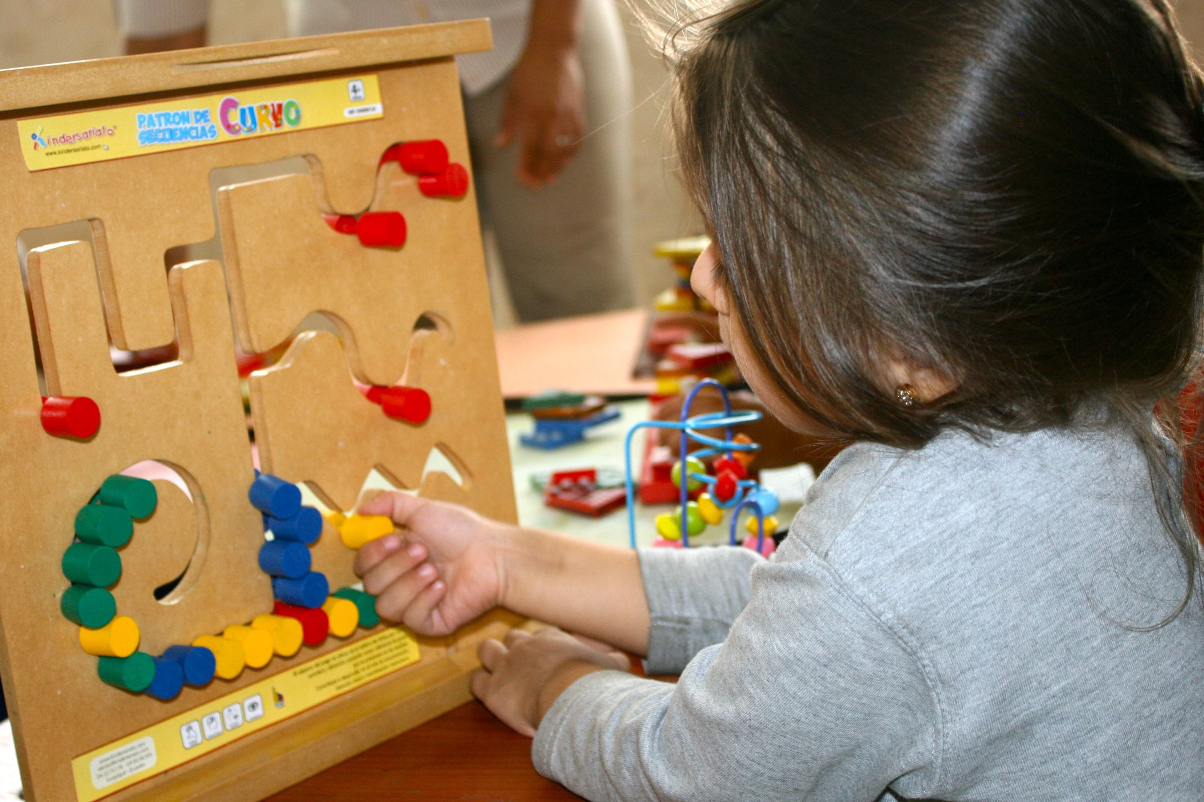 Ein Mädchen spielt mit einem Geschicklichkeitsspiel. (Quelle: Jürgen Schübelin)