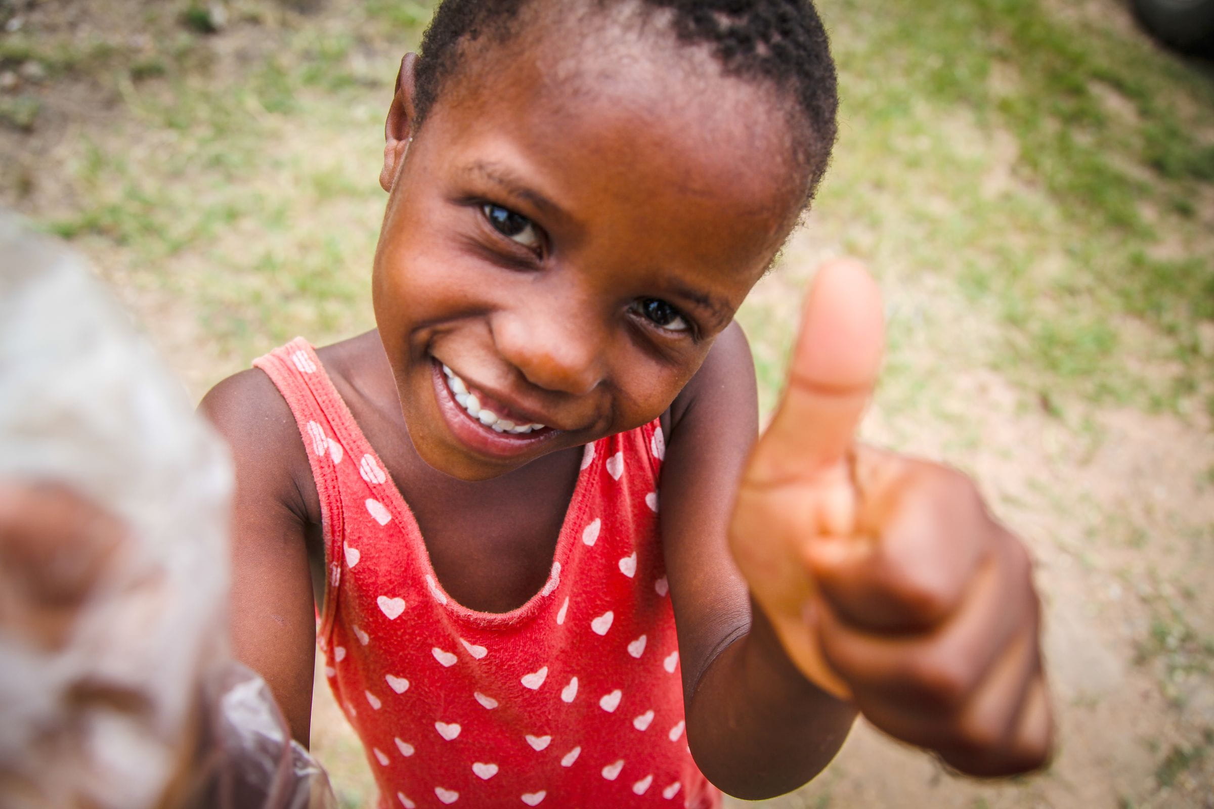 Mädchen aus Eswatini mit Daumen hoch (Foto: Ralf Krämer)