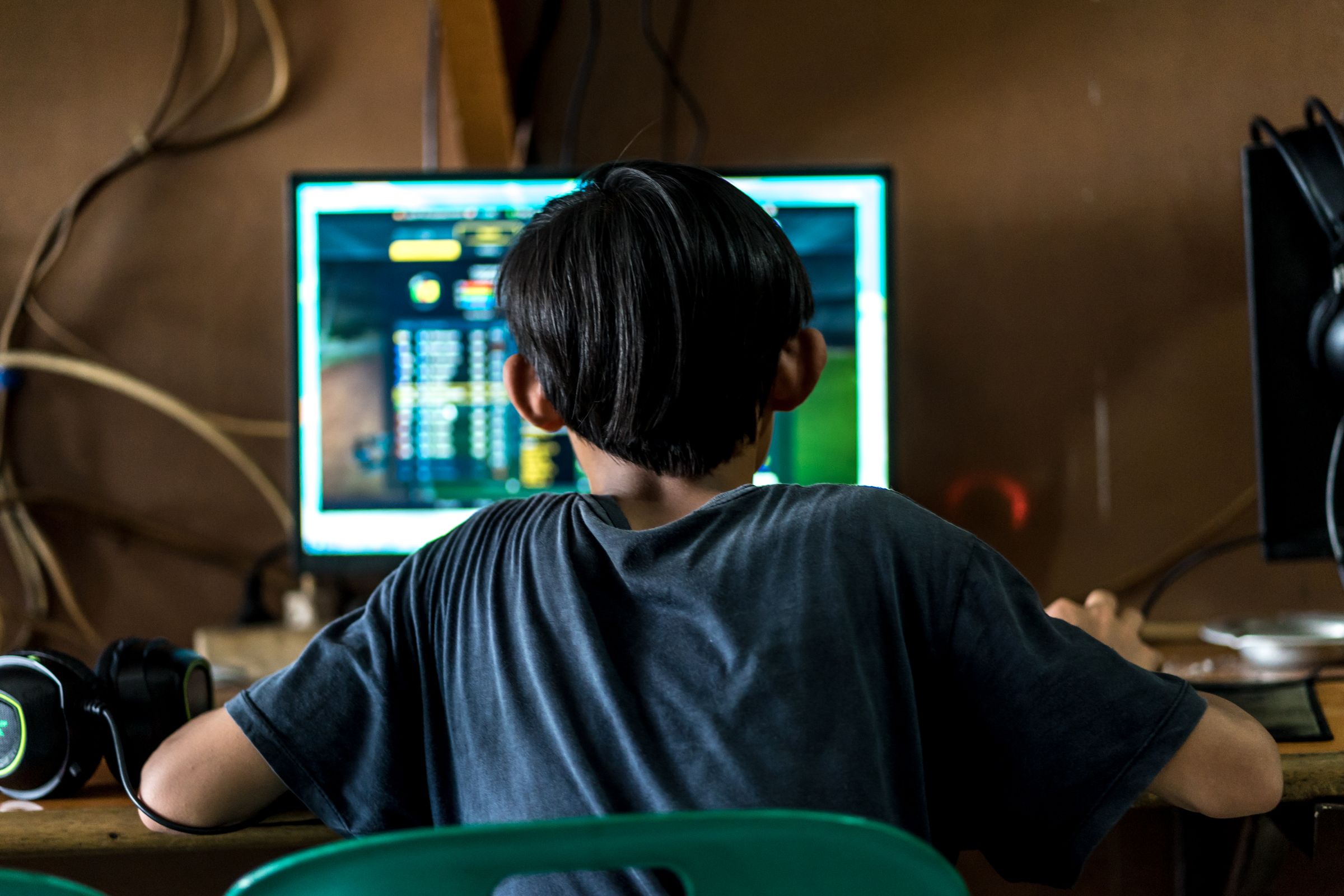 Ein Junge sitzt konzentriert vor einem Computer. (Quelle: Lennart Zech)