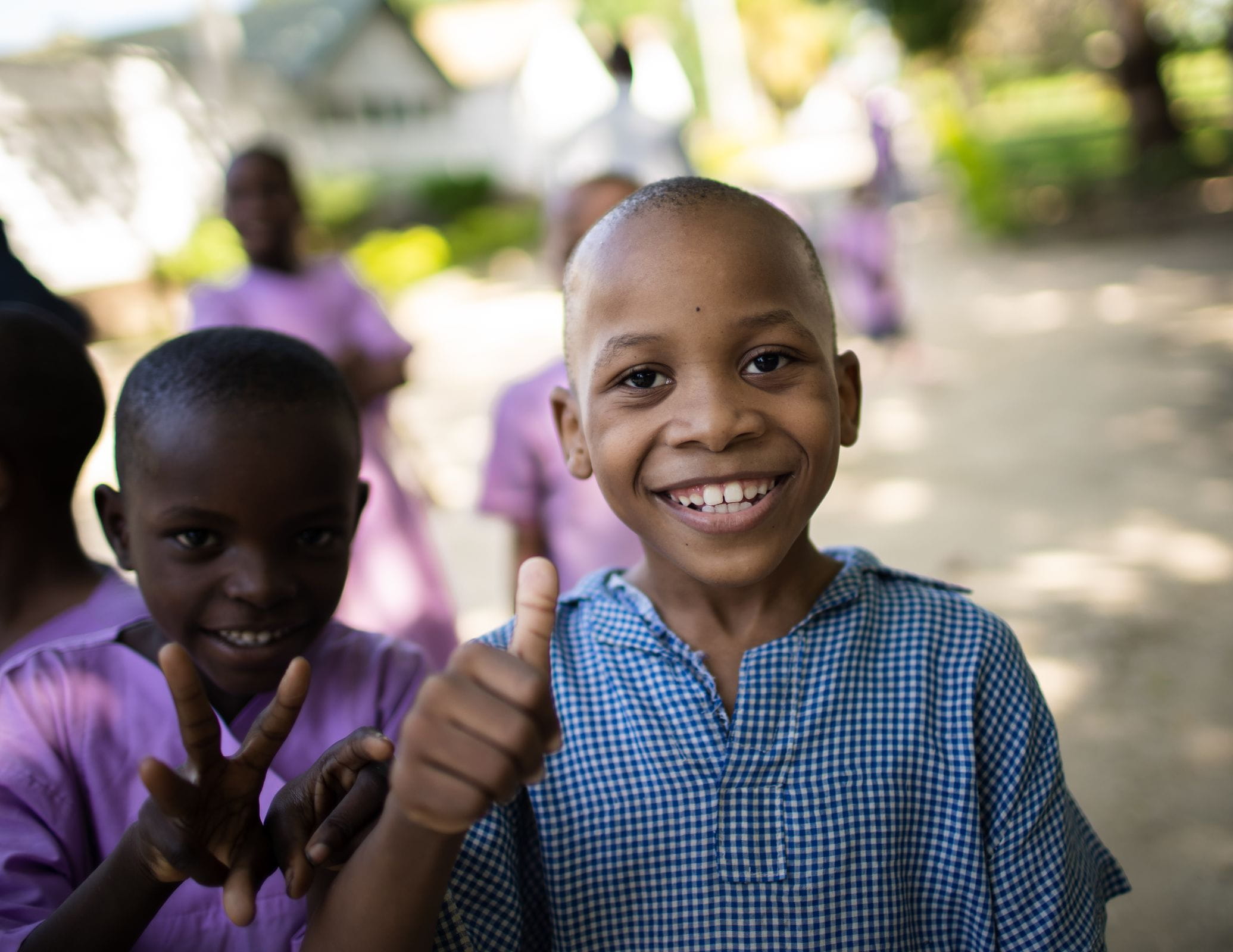 Junge in Kenia zeigt den Daumen nach oben (Bild: Lars Heidrich)
