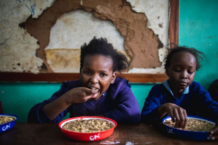 Kinder essen gemeinsam (Bild: Lars Heidrich).