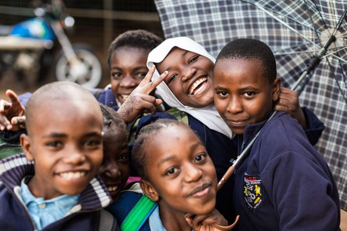 Eine Gruppe Kinder in Kenia grinsen in die Kamera (Bild: Lars Heidrich)