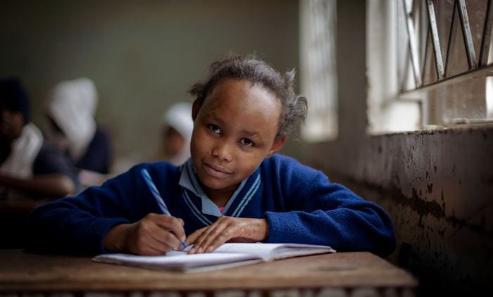 Ein Mädchen in Kenia sitzt in der Schule (Bild: Lars Heidrich).