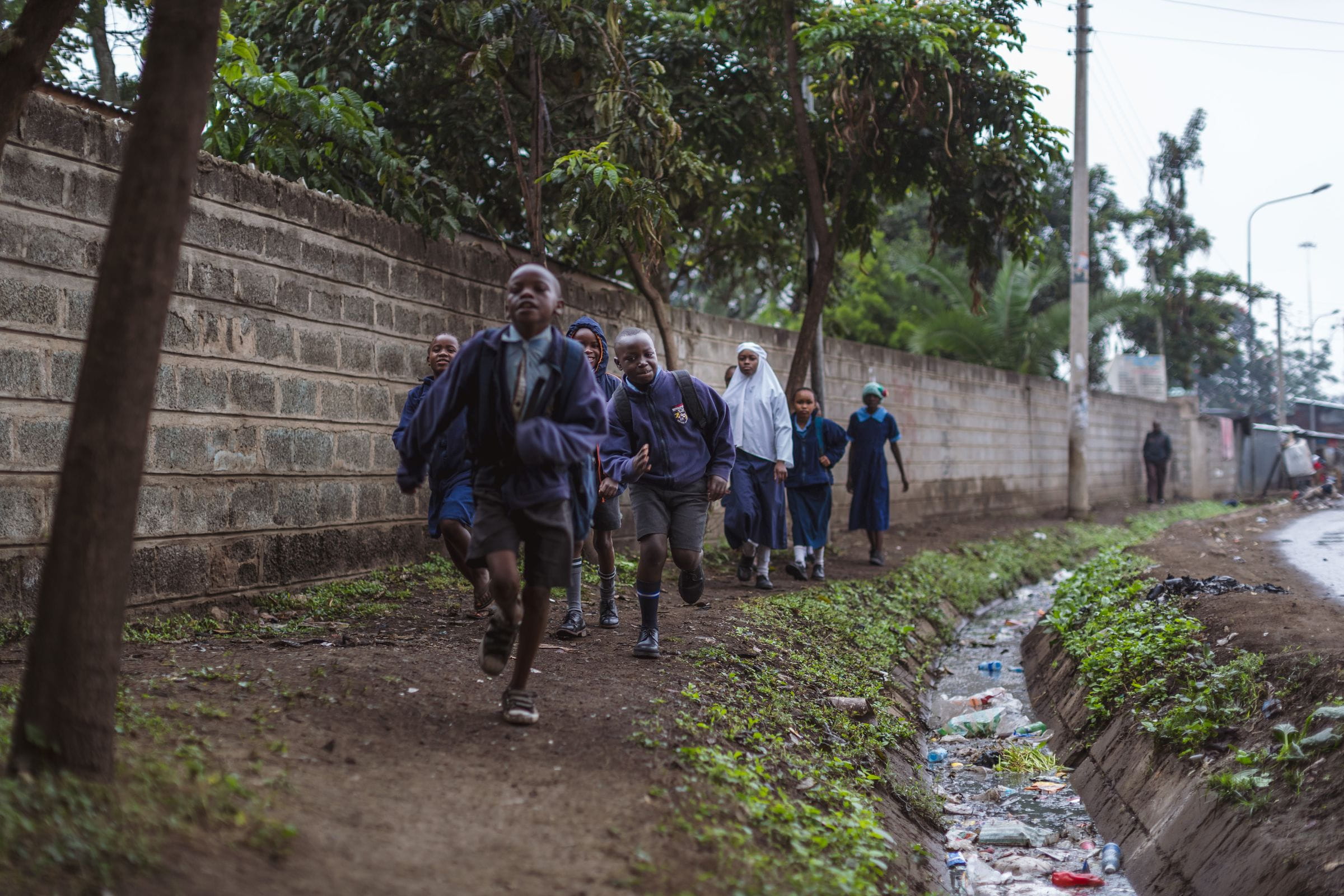Kinder in Schuluniformen auf dem Weg zur Schule (Bild: Lars Heidrich).