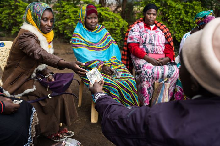 Frauen der Selbsthilfegruppen zahlen ihr Geld ein (Bild: Lars Heidrich). Frauen der Selbsthilfegruppen zahlen ihr Geld ein (Bild: Lars Heidrich).
