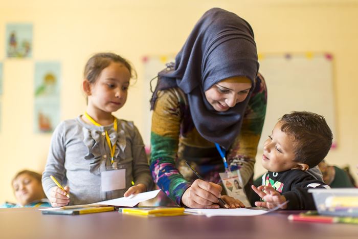 Kindergartenkinder und eine Erzieherin malen gemeinsam. (Quelle: Jakob Studnar) Kindergartenkinder und eine Erzieherin malen gemeinsam. (Quelle: Jakob Studnar)
