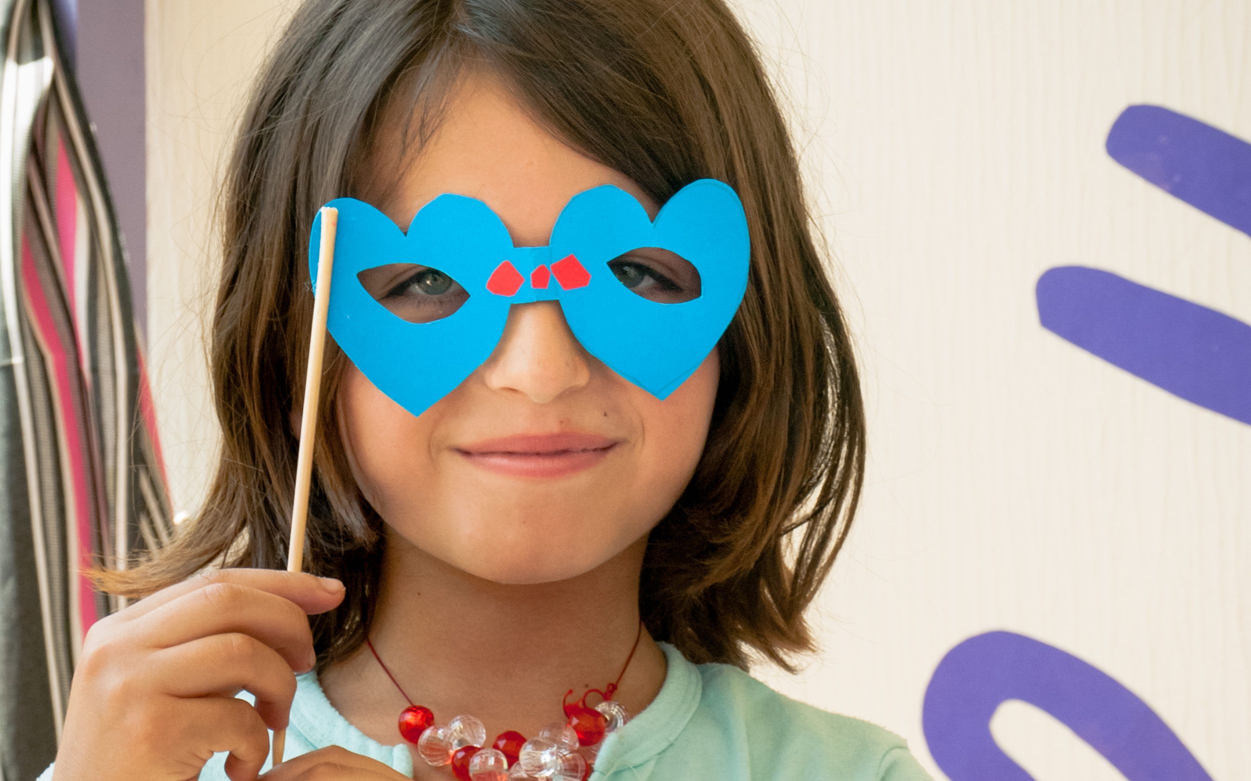 Libanesisches Mädchen mit Maske (Quelle: Kindernothilfe-Partner)