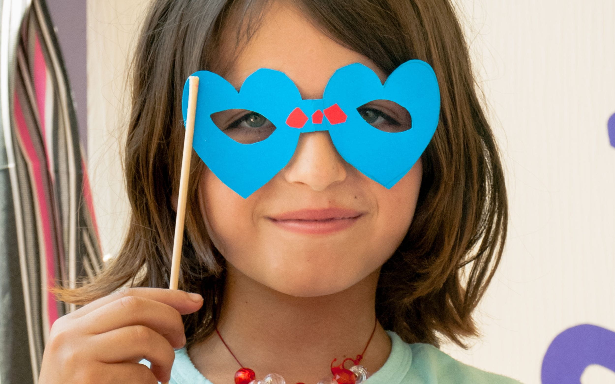 Libanesisches Mädchen mit Maske (Quelle: Kindernothilfe-Partner)