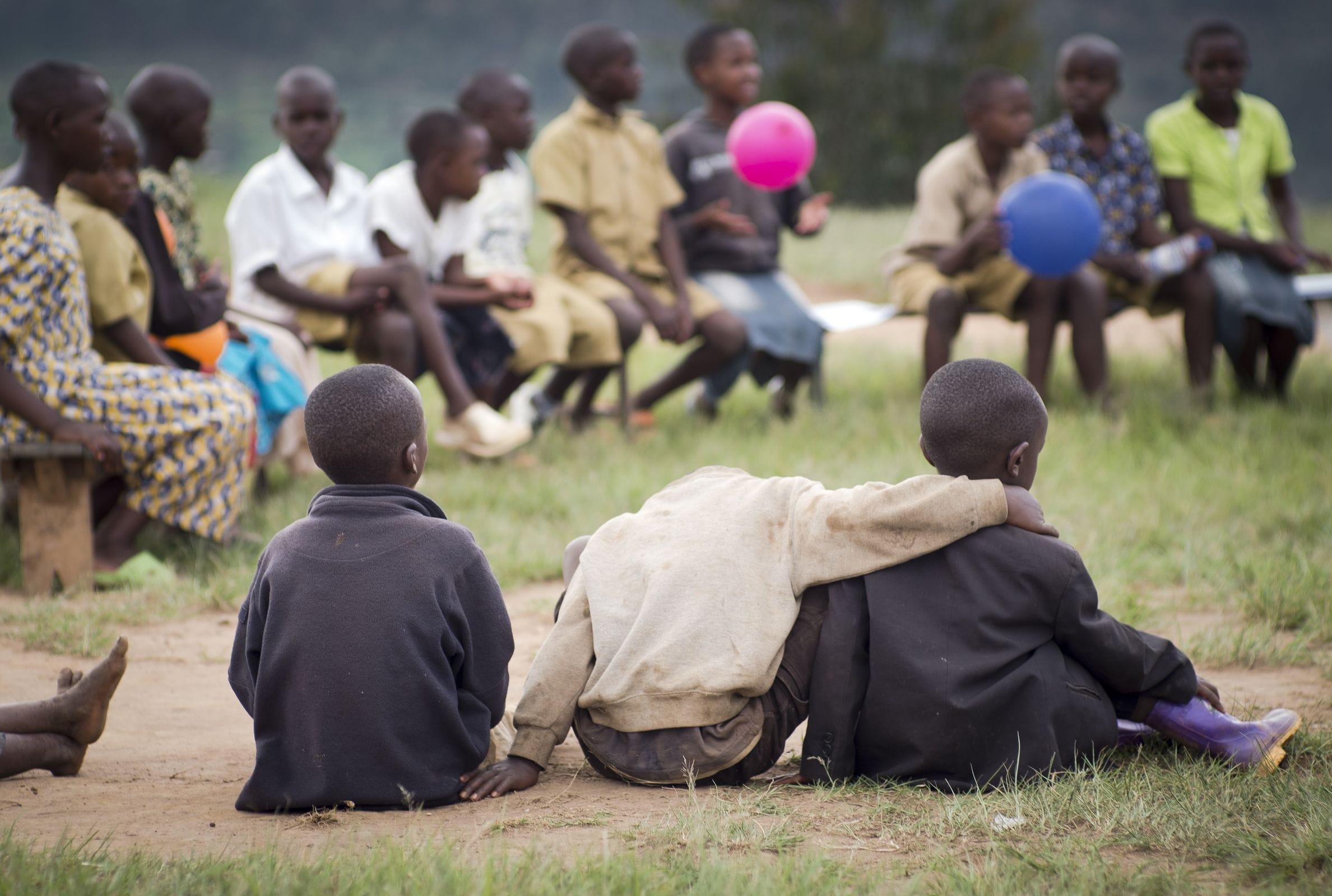 Kinder, die den Arm umeinander legen (Quelle: Jakob Studnar)