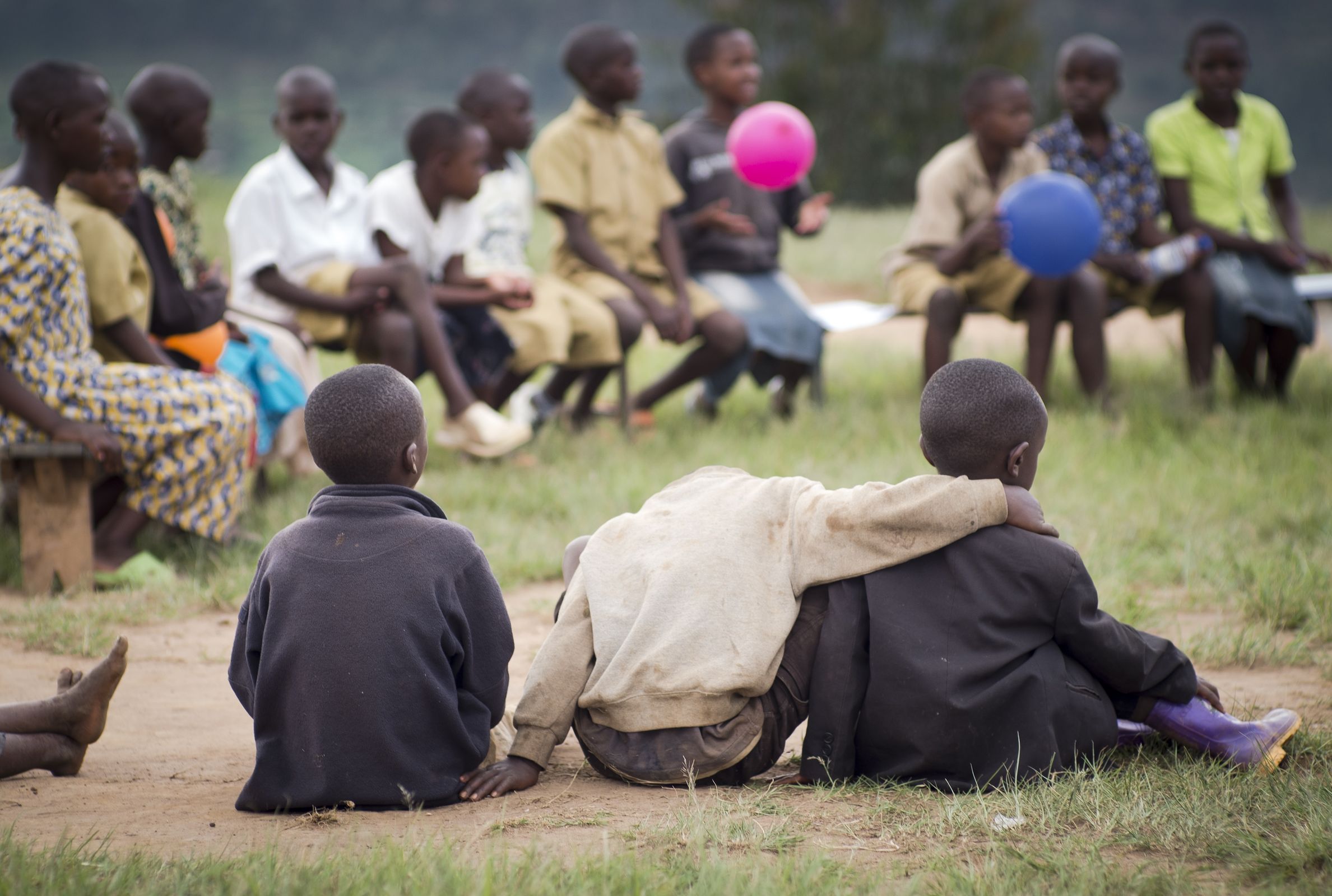 Kinder, die den Arm umeinander legen (Quelle: Jakob Studnar) Kinder, die den Arm umeinander legen (Quelle: Jakob Studnar)