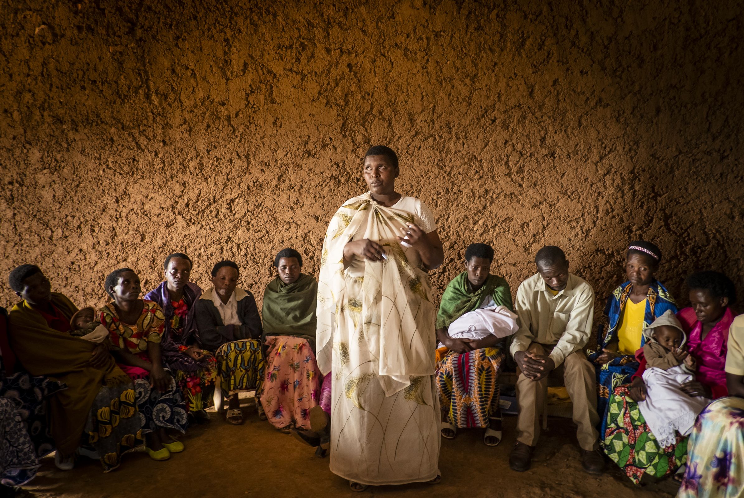 Ein Treffen einer Frauen-Selbsthilfegruppe in einer Lehmhütte in Ruanda. (Quelle: Jakob Studnar)